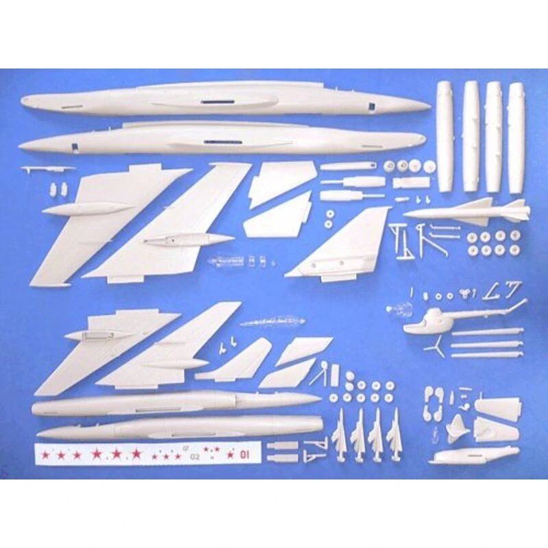 Tupolev Tu-22K Blinder-B. Inclut Maquettes De Prime Du Mikoyan MiG-9 Fargo Tupolev Le Violoniste De Tu-128 Et Le Lièvre De Mil M – Image 2