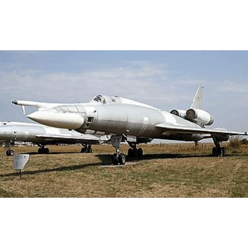 Tupolev Tu-22K Blinder-B. Inclut Maquettes De Prime Du Mikoyan MiG-9 Fargo Tupolev Le Violoniste De Tu-128 Et Le Lièvre De Mil M – Image 3